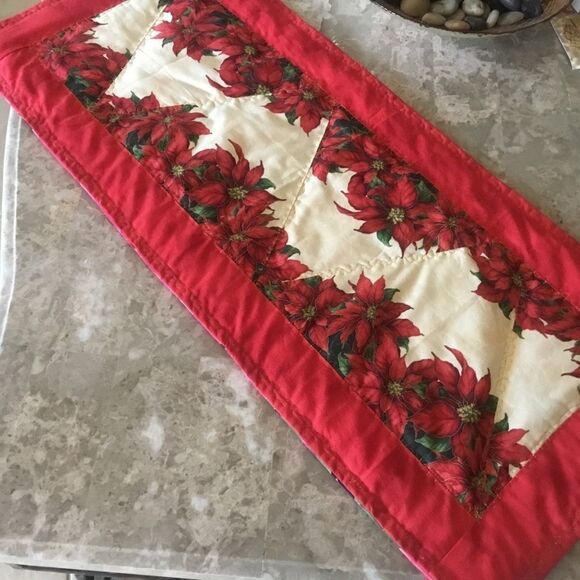 NWT Hand Crafted and Quilted Holiday Pointsettia Runner - Picture 1 of 13